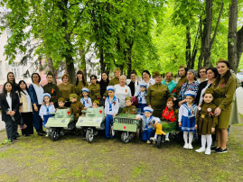 Самые юные участники парада – воспитанники детских садов Черкесска со своими воспитателями в военных формах торжественно въехали на площадь на импровизированной боевой технике, под которую были стилизованы детские машинки и самолеты. Самые юные участники парада – воспитанники детских садов Черкесска со своими воспитателями в военных формах торжественно въехали на площадь на импровизированной боевой технике, под которую были стилизованы детские машинки и самолеты.